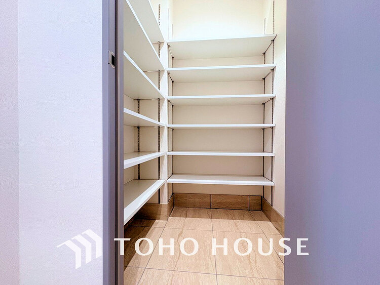 玄関 天井まである玄関収納はご家族分の履物も余裕で収納可能