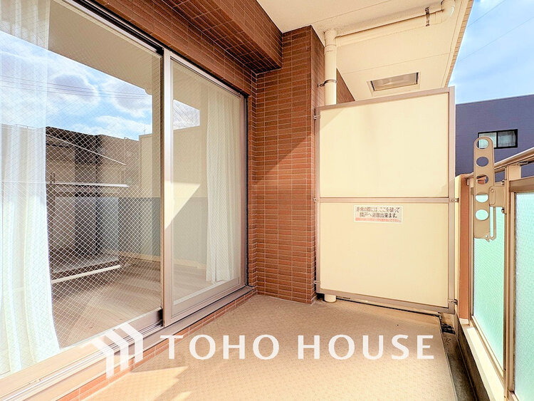 バルコニー 日当たりの良いバルコニーで晴れの日の洗濯物も楽しみになりますね