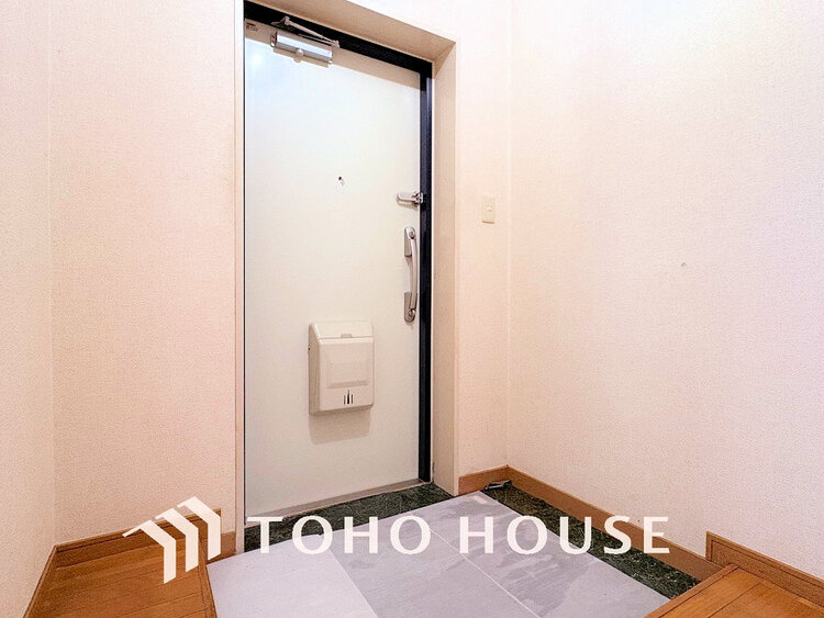 玄関 落ち着いた雰囲気の玄関、家族の帰りを暖かく迎えてくれます