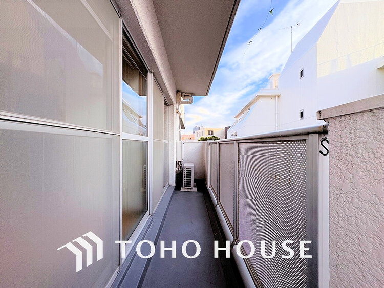 バルコニー 日当たりの良いバルコニーで晴れの日の洗濯物も楽しみになりますね