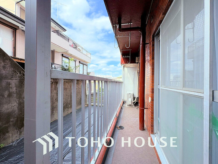 バルコニー 日当たりの良いバルコニーで晴れの日の洗濯物も楽しみになりますね