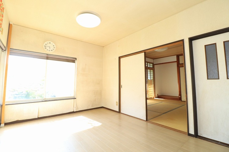 居間 【リビング】リビング12帖と和室6帖の合わせて18帖と広々空間