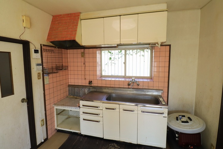 キッチン 【キッチン】吊戸棚付き！窓もついており、明るいキッチン