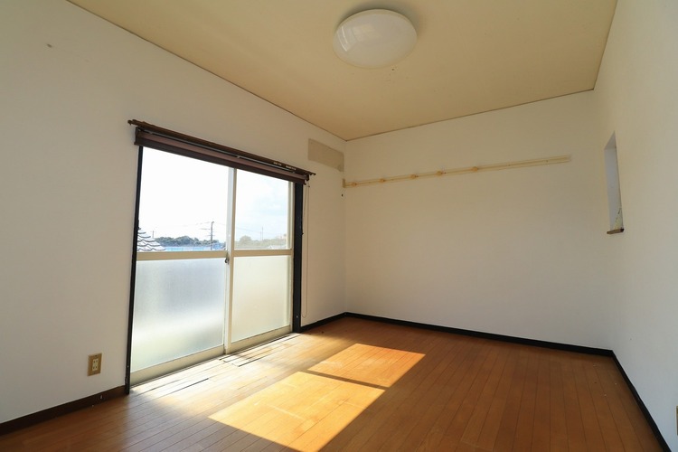 内装 【2F洋室7帖】各居室南側に窓があり、明るい室内です！