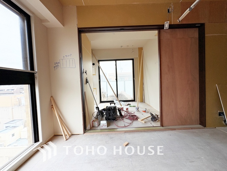 内装 【改装中】【LIVING】◆陽光◆が差し込む。この開放的なLDKに家族の笑顔が集う。家族が一緒に過ごす空間は明るく、そして居心地よく。