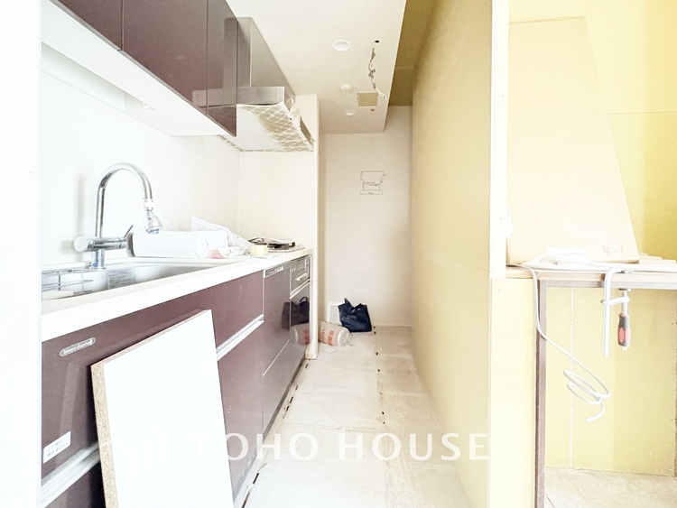 キッチン 【改装中】キッチンは家族の絆を育む大切な空間。シンプルで使い易いシステムキッチンで愉しく作る料理は愛情のある美味しいご馳走に。家族で使えるダイニングキッチンです。