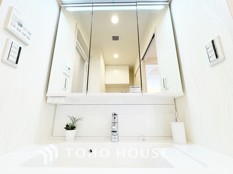 洗面 【WASHROOM】◆快適◆煌びやかな暮らしの中にも忘れたくない快適さ。大きな収納が助けてくれます。