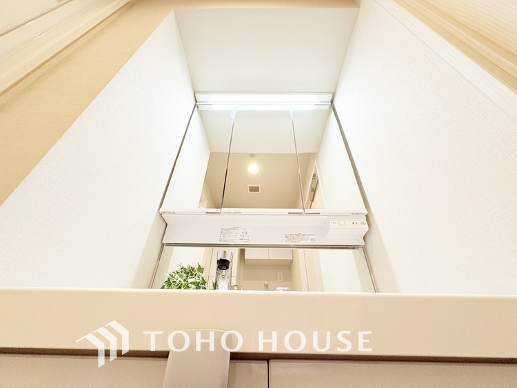 洗面 【WASHROOM】◆快適◆煌びやかな暮らしの中にも忘れたくない快適さ。大きな収納が助けてくれます。