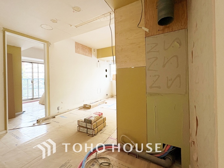 キッチン 【改装中】キッチンは家族の絆を育む大切な空間。シンプルで使い易いシステムキッチンで愉しく作る料理は愛情のある美味しいご馳走に。家族で使えるダイニングキッチンです。