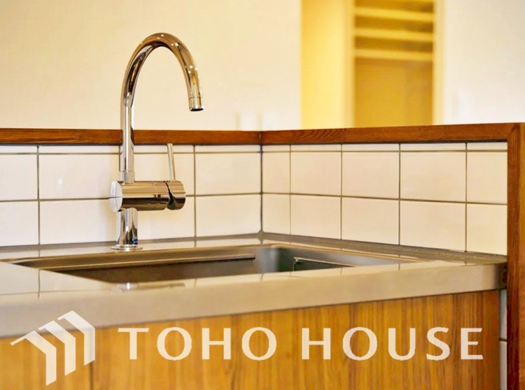 キッチン 手元の収納から、足元の収納までが全てスライド式で、奥のスペースまで有効に活用できます。奥まで上から見渡せるので、たまにしか使わない調理器具もサッと取出せます。