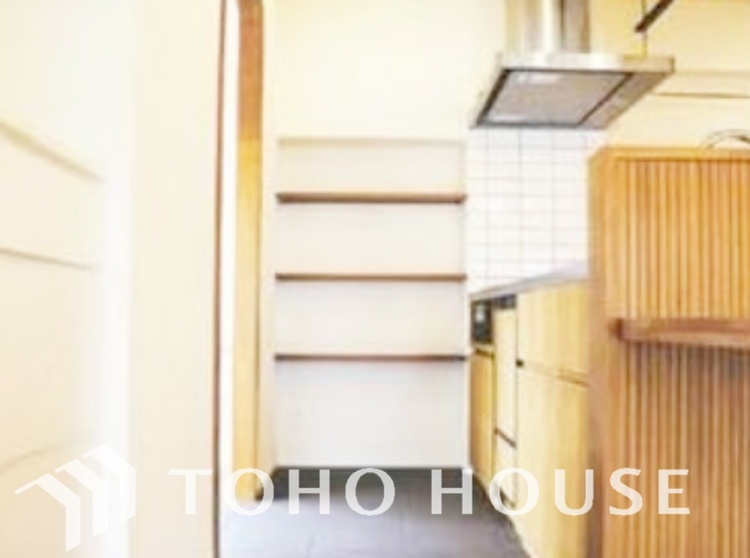 キッチン ◆愛育◆キッチンは家族の絆を育む大切な空間。シンプルで使い易いSystemKitchenで愉しく作る料理は愛情のある美味しいご馳走に。家族で使える広々としたダイニングキッチンです。