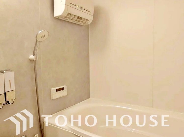 風呂 【浴室】《一日の疲れを落としてくれる場所は、落ち着く場所でなければならない》　高級感溢れるカラーと大きさ・柔らかな曲線で構成された半身浴も楽しめるバスタブが心地よさをもたらします。