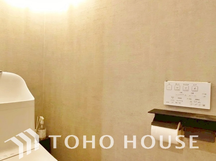 トイレ 清潔感あるホワイト調のクロスと温もり溢れるモダンカラーの床材が見事に調和した本邸宅は、毎日の生活を少しでも快適に過ごして頂ける様に落ち着いた雰囲気作りから行っています。