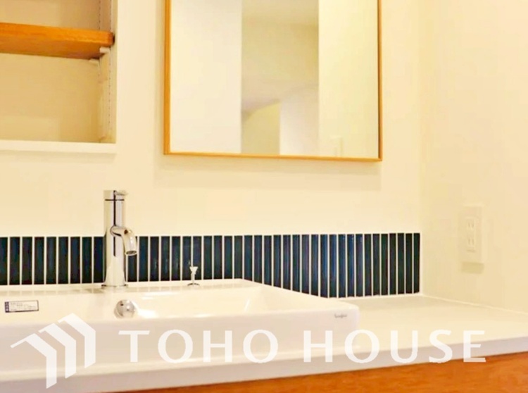 洗面 気持ちの良い朝をつくりだし、夕方には笑顔を取り戻させてくれるミラー。パウダールームはいつでも本来の自分を取り戻せる空間。明るく仕上げてあります。