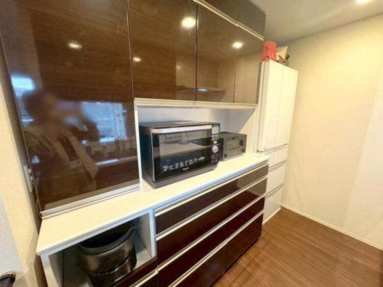 収納 キッチンと統一感のあるカップボード付きで収納力も充実