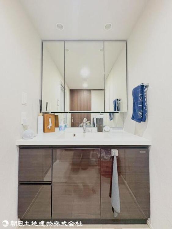 洗面 後頭部やお顔の側面も見やすく、身支度しやすい三面鏡の洗面台