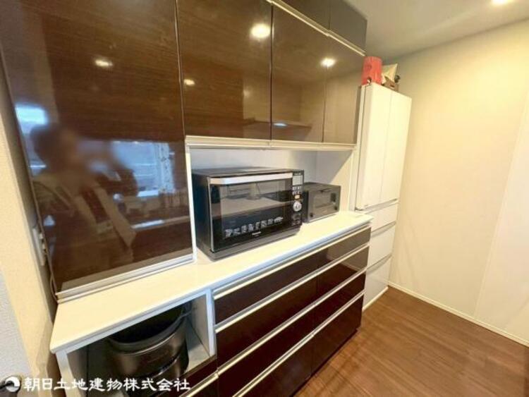 収納 キッチンと統一感のあるカップボード付きで収納力も充実