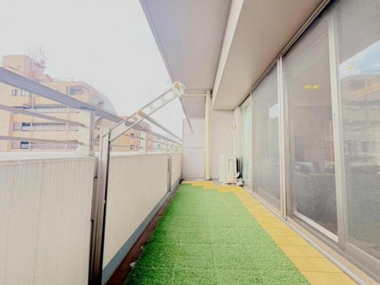 バルコニー 広々バルコニー、南向きで陽当たり良好です