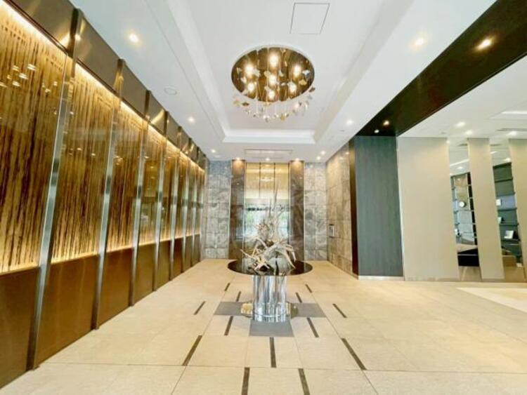 エントランス 全体的に落ち着いた雰囲気のマンションです