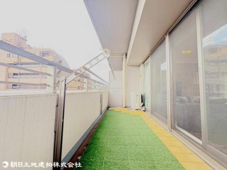 バルコニー 広々バルコニー、南向きで陽当たり良好です