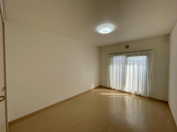 内装 子供部屋にぴったりな洋室。明るい空間で成長を見守ります