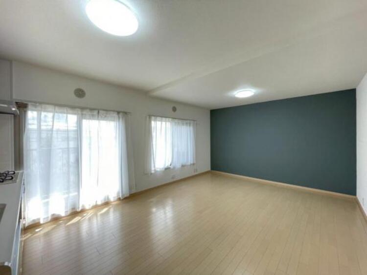 居間 窓面積が広く、陽光の注ぐ明るいLDKは、ご家族憩いの空間となります。