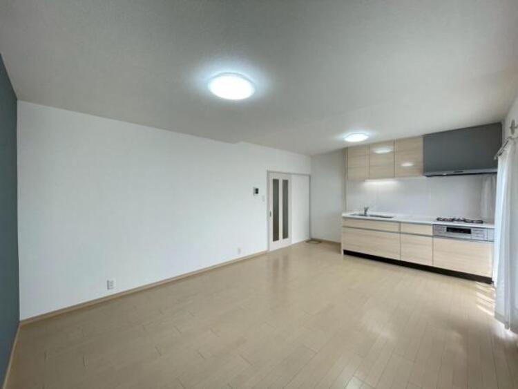 居間 たっぷりの陽光が注がれた明るいリビングは、家族団らんのひと時を包み込みます。