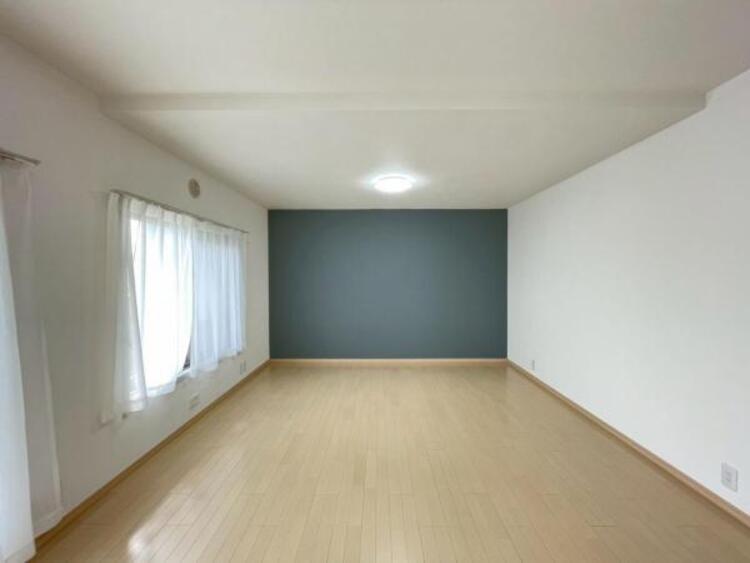 居間 柔らかな木目のフロアとアクセントクロスがインテリアとマッチし、心地よい空間に。