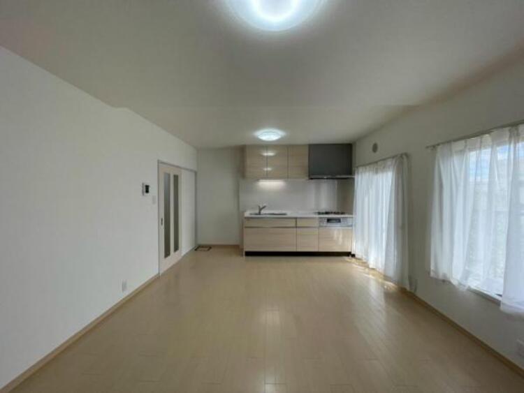 居間 食と憩いの場がゆるやかに続く、家族の存在を感じられるLDKです