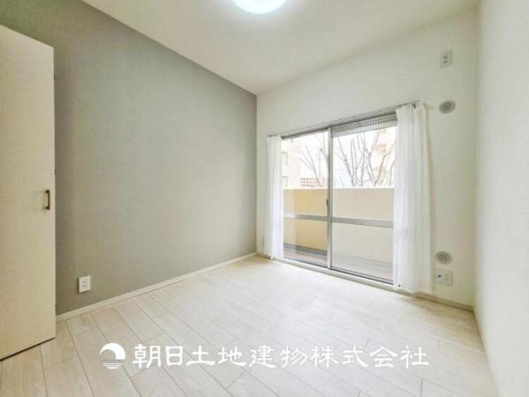 内装 【居室】一人で過ごす空間は音楽を聴いたり読書をしたりと趣味を楽しめる空間です。