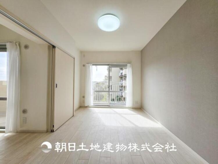 内装 【居室】趣味・感性で個性的に飾って頂けるようシンプルに仕上げてあります。