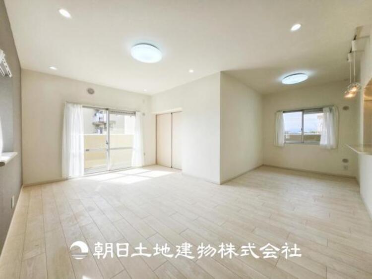 居間 【リビング】家族や友人との時間など、１番多くの時間を過ごす空間だからこそ落ち着いた空間になります。