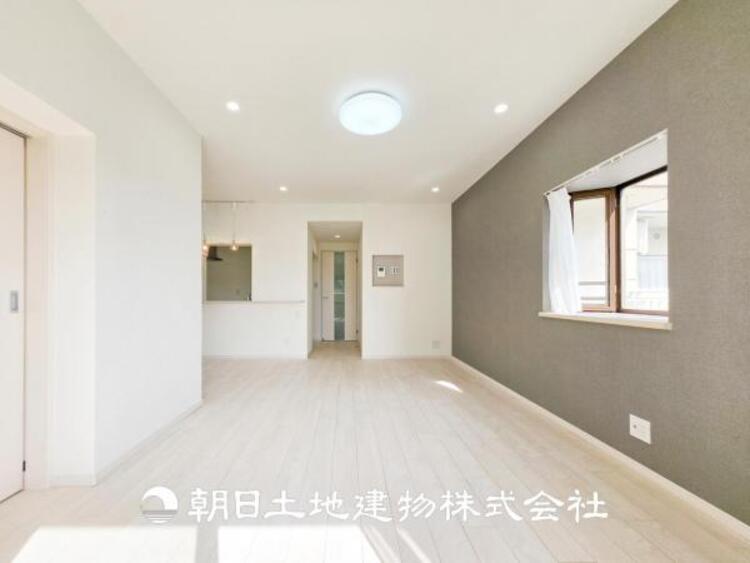 居間 【リビング】大切なご家族、招いた友人と過ごすひと時を溢れる光が優しく包み込む空間。