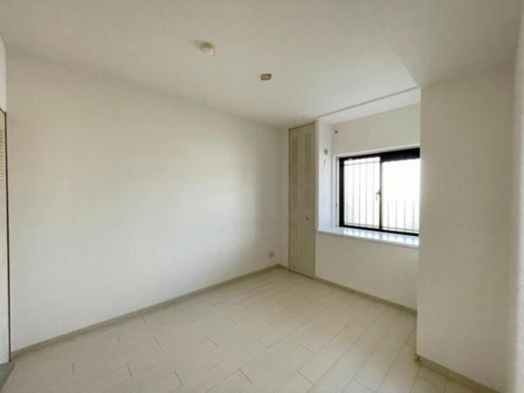 内装 子供部屋にぴったりな洋室。明るい空間で成長を見守ります 