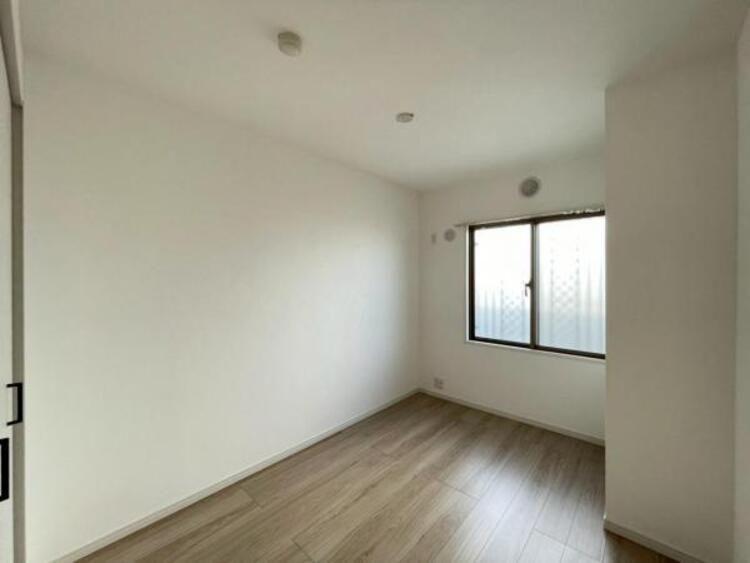 内装 プライベートスペースでのびのびと過ごせる洋室