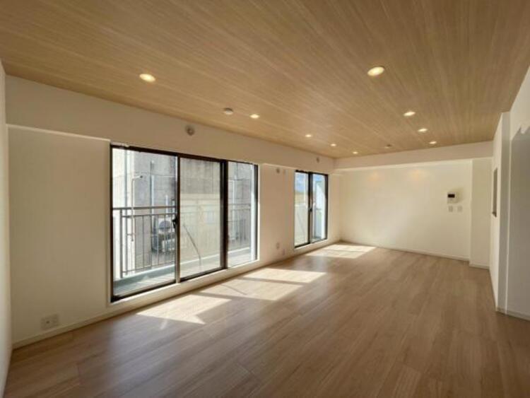 居間 18帖の明るく広々としたLDK！ご家族が自然と集まるゆとりの空間です