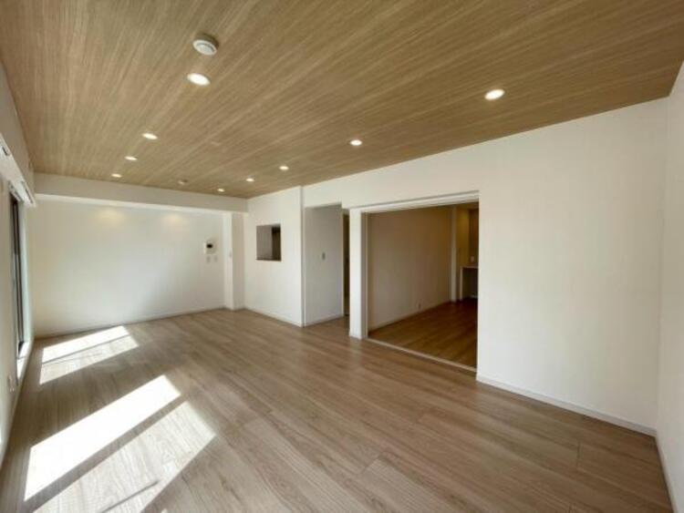 居間 たっぷりの陽光が注がれた明るいリビングは、家族団らんのひと時を包み込みます。