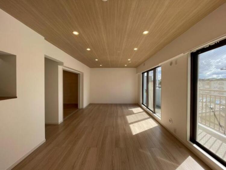 居間 大きな掃き出し窓から、陽光と風が注ぐ明るいLDK。インテリアと調和するナチュラルなデザインです。