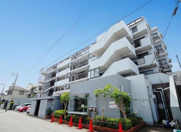 外観 小中学校徒歩7分圏内の住宅街にたたずむ、南向きの明るい住まい！