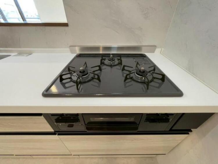 キッチン 毎日の料理に嬉しい3口コンロ。グリルもあり色んなレシピを楽しめそうです。 