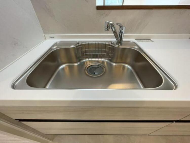 キッチン 鍋や大皿も洗える広々としたシンクです。ステンレスのため耐久性・お手入れしやすさも魅力です 