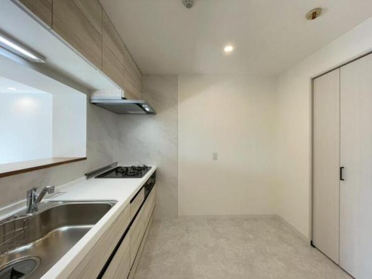 キッチン LDKを見渡せるオープンキッチン。ご家族で並んでも余裕のある広さです 