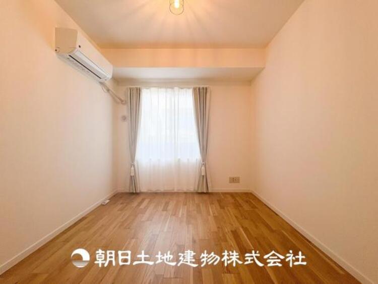 内装 【居室】爽やかな空間演出とセンス良く纏められた室内は良質な寛ぎ空間。そこで暮らす大切な人達のことを考え造りこんだ空間は日々の生活に安らぎを与えてくれます。