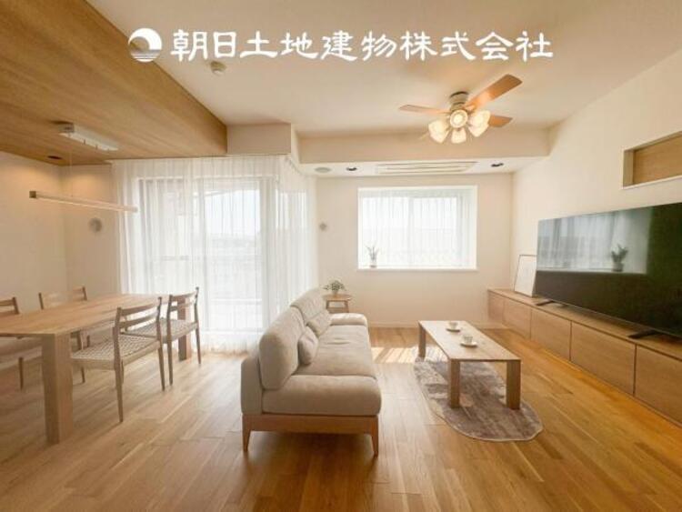 居間 【リビング】1日の中で最も長い時間を過ごすことになるリビングだからこそ、いつも笑顔があふれる空間であるように。広々とした空間から幸せな未来を。1日の中で最も長い時間を過ごすリビングは、笑顔があふれる空