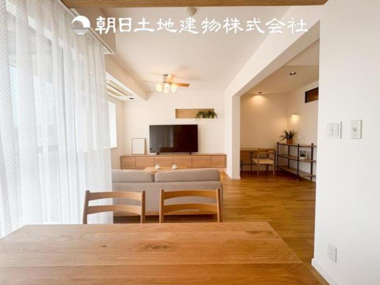 居間 【リビング】リビングにはみんなが集い、食事や楽しい会話が始まる。話に夢中になりすぎて、ついつい時を忘れてしまう。そんな束の間の幸せを感じさせてくれる場所。お子様の勉強スペースとしても活用できます。