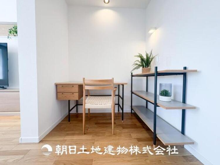 居間 【リビング】リビングにはみんなが集い、食事や楽しい会話が始まる。話に夢中になりすぎて、ついつい時を忘れてしまう。そんな束の間の幸せを感じさせてくれる場所。お子様の勉強スペースとしても活用できます。