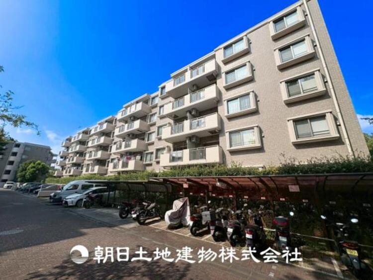 外観 【外観写真】表現された空間はたくさんの光を浴び、風を感じ、暮らしの時間を豊かにしてくれます。デザインされた空間と競い合うかのような充実した建物と共に大切な家族の思い出を刻んでいきます。