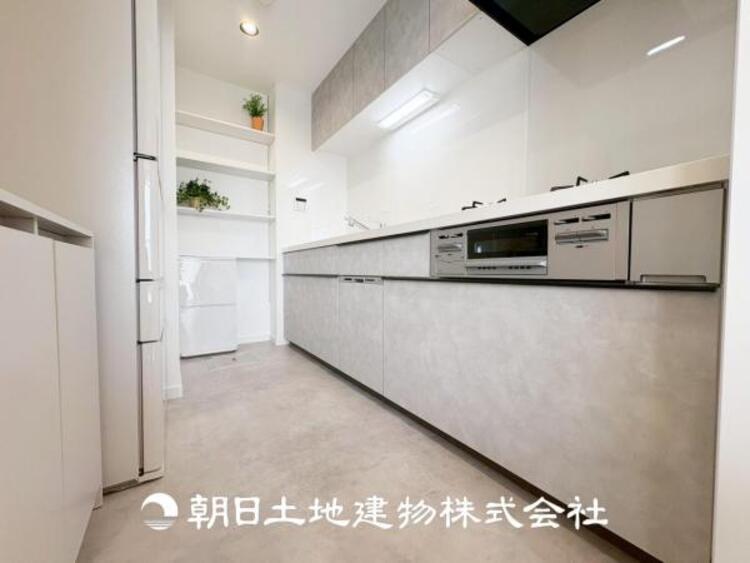 キッチン 【キッチン】仲良しなご夫婦、お子様、みんなでお料理ができる程の贅沢なスペースを実現したキッチンとなっております。みんなで作った料理を召し上がりながらの会話は盛り上がること間違いなしです。