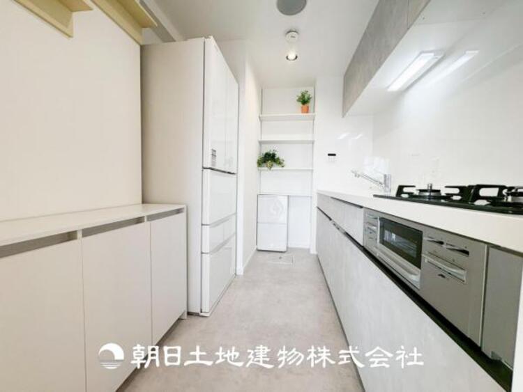 キッチン 【キッチン】シンプルで使いやすいデザインにこだわったキッチン。プライベートスペースを彩るインテリアとしての美しさと、快適な日常を支える機能性と強さがひとつになった自慢のキッチンです。