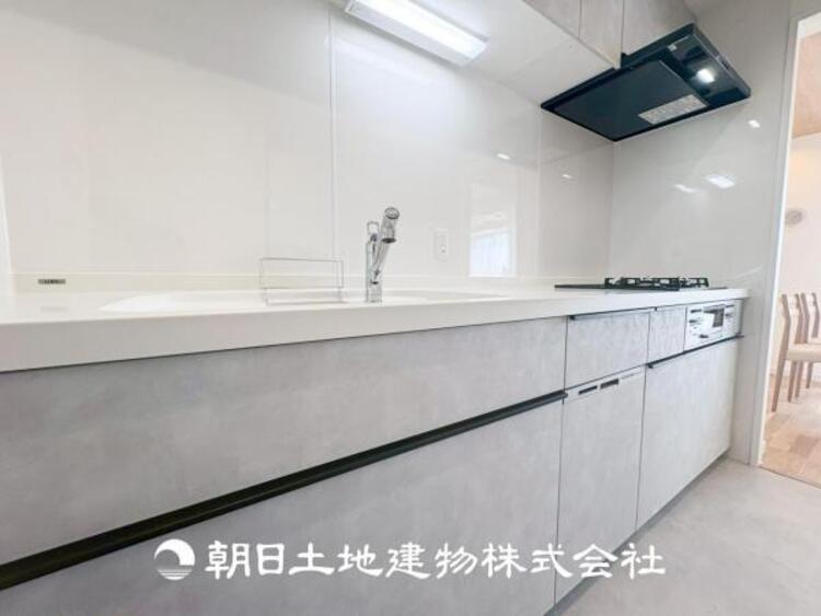 キッチン 【キッチン】シンプルで使いやすいデザインにこだわったキッチン。プライベートスペースを彩るインテリアとしての美しさと、快適な日常を支える機能性と強さがひとつになった自慢のキッチンです。